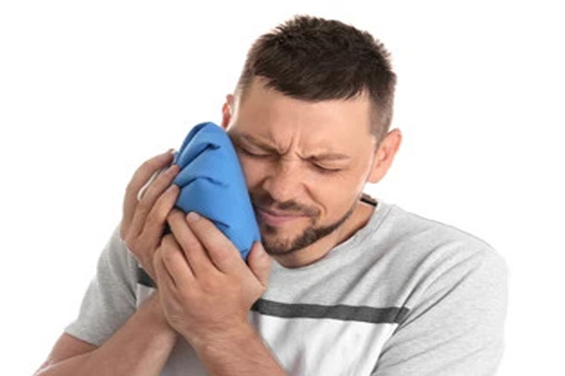 تسکین-درد-دندان-با-یخ-در-شب