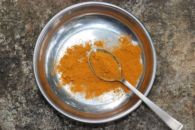 خواص-زردچوبه-در-درمان-دندان-درد