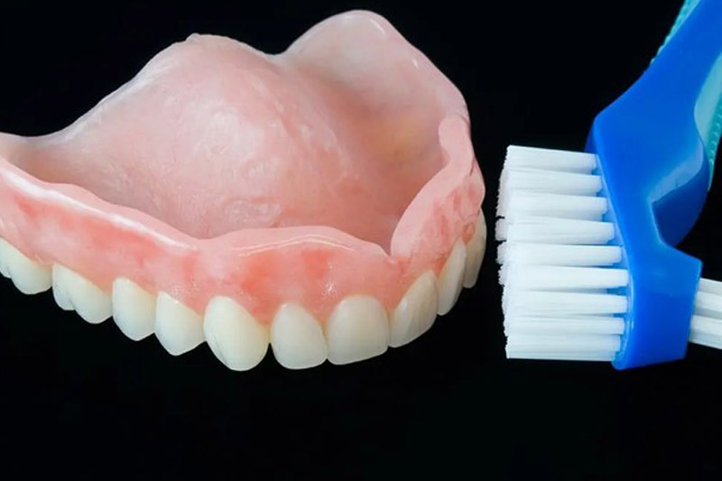 مسواک‌زدن-روزانه-دندان-مصنوعی