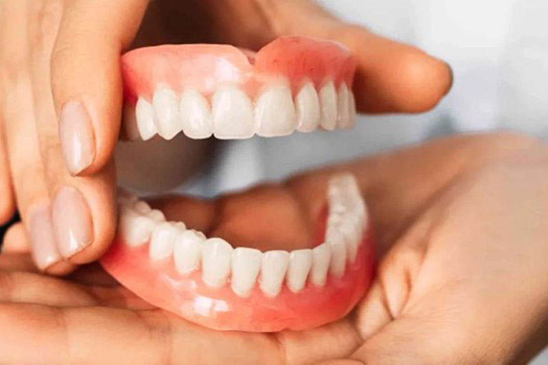 نگهداری-دندان-مصنوعی-خارج-از-دهان