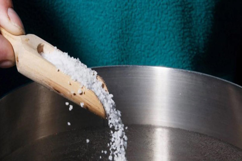 مقایسه-آب-نمک-با-دهان‌شویه‌های-تخصصی