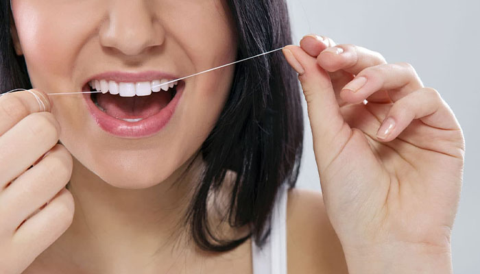 استفاده از نخ دندان